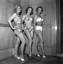Presentazione di costumi da bagno e da spiaggia a Parigi di L. Libron, 1957